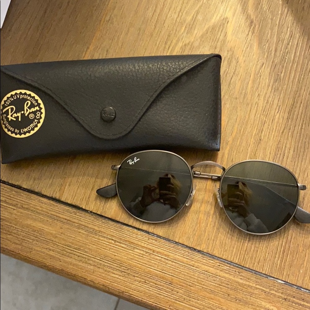 Barely worn black metal round Ray Ban sunglasses.